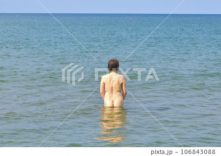 夏の北海道江差町の海岸で女性のヌードを撮影 106843088