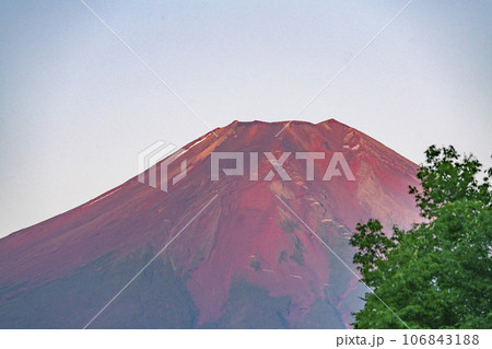 茜色に染まる赤富士・忍野村 106843188