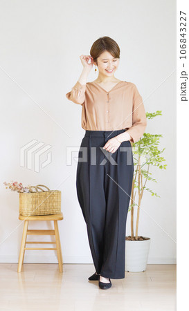 女性秋服のファッションコーディネート全身(縦向き) 女性秋服のファッションコーディネート全身(縦向き) 106843227