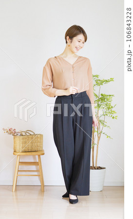 女性秋服のファッションコーディネート全身（縦向き） 106843228