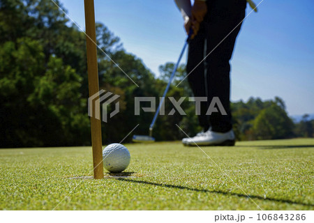 Golfers are putting golf in the evening golf course golf backglound. Golfers are putting golf in the evening golf course golf backglound. 106843286