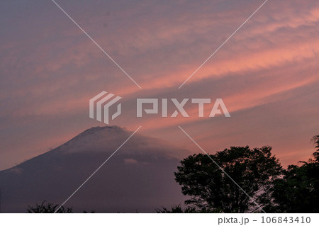 茜色に染まる富士山・忍野村 茜色に染まる富士山・忍野村 106843410
