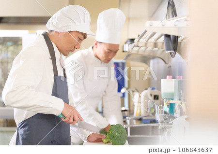 厨房で働く男性スタッフ 106843637