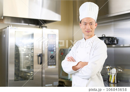 腕組みをしながら視線を向けるコック帽の男性　調理師　コック　イメージ 106843658