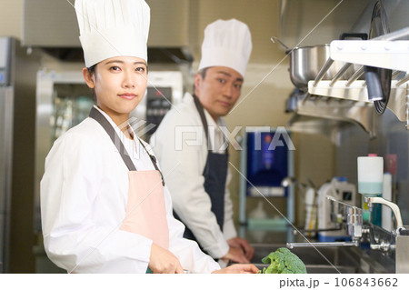 笑顔で視線を向ける調理スタッフ 笑顔で視線を向ける調理スタッフ 106843662