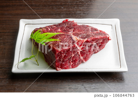 ナガスクジラの生肉 106844763