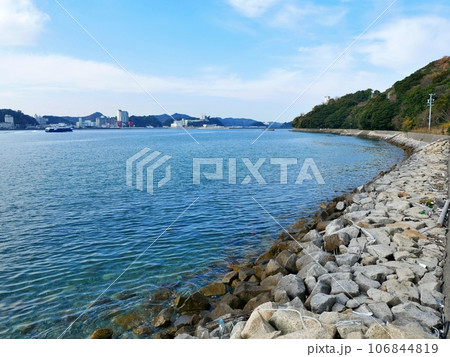坂手島沿岸　遠くに見える鳥羽マリンターミナル（佐田浜港） 106844819