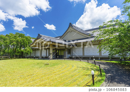 京都 醍醐寺 霊宝館玄関 夏の季節 京都 醍醐寺 霊宝館玄関 夏の季節 106845083