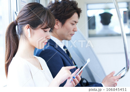 電車に乗車する男女 撮影協力「京王電鉄株式会社」 電車に乗車する男女 撮影協力「京王電鉄株式会社」 106845451