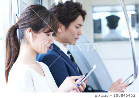 電車に乗車する男女 撮影協力「京王電鉄株式会社」 電車に乗車する男女 撮影協力「京王電鉄株式会社」 106845452
