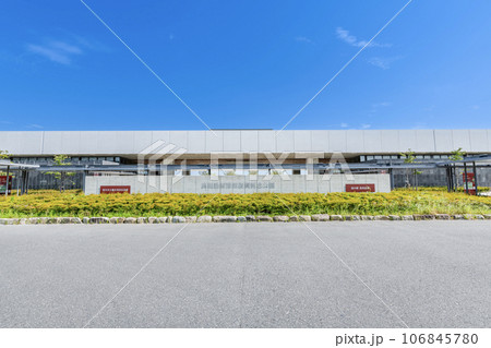 岩手県陸前高田市　快晴の東日本大震災津波伝承館（いわてTSUNAMIメモリアル）と道の駅高田松原 106845780