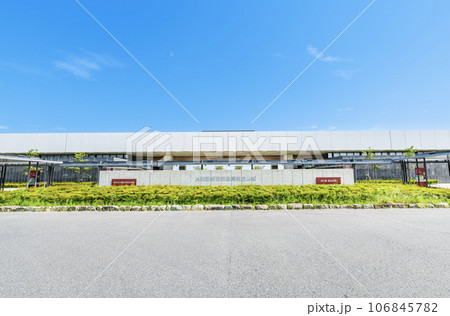 岩手県陸前高田市　快晴の東日本大震災津波伝承館（いわてTSUNAMIメモリアル）と道の駅高田松原 106845782