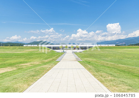 岩手県陸前高田市　快晴の東日本大震災津波伝承館（いわてTSUNAMIメモリアル）と道の駅高田松原 106845785