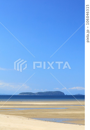 いりこの島、伊吹島を干潮の父母ヶ浜から見る 106846315