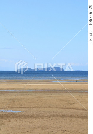 いりこの島、伊吹島と股島、小股島を父母ヶ浜から見る いりこの島、伊吹島と股島、小股島を父母ヶ浜から見る 106846329