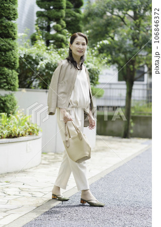 屋外のシニア女性のファッションポートレート 縦位置 屋外のシニア女性のファッションポートレート 縦位置 106846372