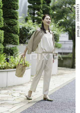屋外のシニア女性のファッションポートレート 縦位置 屋外のシニア女性のファッションポートレート 縦位置 106846373