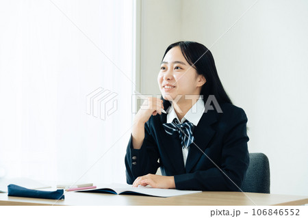 授業を受ける女子高校生 106846552
