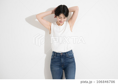 腕を上げてTシャツを着た女性 106846786