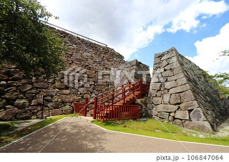 福岡城 天守台と鉄御門跡と2種類の石垣 106847064