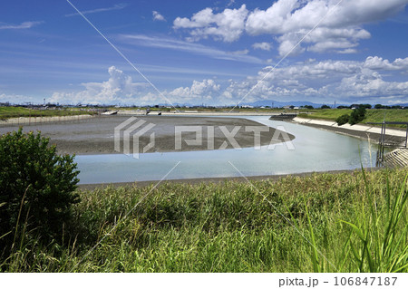 青い空と白い雲、8月みやま市矢部川と飯江川の合流地点 106847187