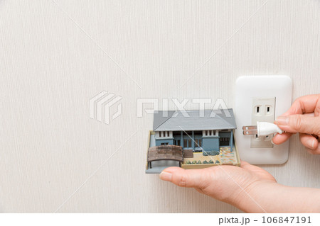 【住宅と電気をイメージする主婦】 【住宅と電気をイメージする主婦】 106847191