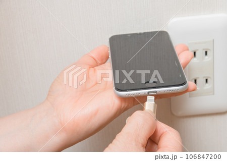 【スマホを充電する主婦】 【スマホを充電する主婦】 106847200