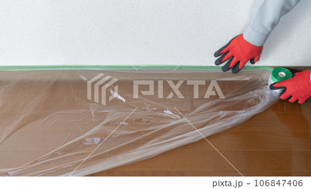 養生資材・マスカーで床を養生する作業員 養生資材・マスカーで床を養生する作業員 106847406