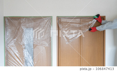 養生資材・マスカーで建具を養生する作業員 106847413