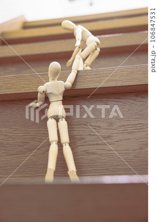 階段を協力して登るデッサン人形 階段を協力して登るデッサン人形 106847531