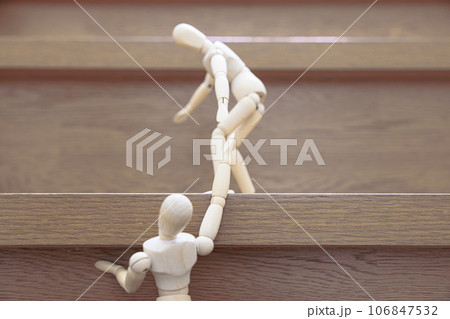 階段を協力して登るデッサン人形 階段を協力して登るデッサン人形 106847532