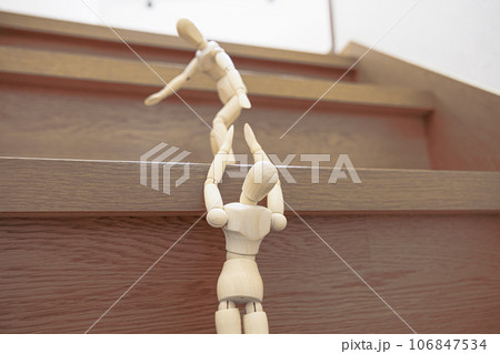 階段を協力して登るデッサン人形 階段を協力して登るデッサン人形 106847534