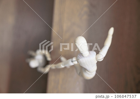 階段を協力して登るデッサン人形 階段を協力して登るデッサン人形 106847537