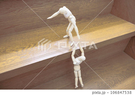 階段を協力して登るデッサン人形 106847538