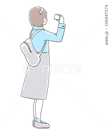 スマホで写真を撮る女の子のイラスト スマホで写真を撮る女の子のイラスト 106847574