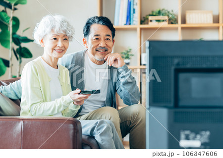 リビングでTVで見るシニアの夫婦 リビングでTVで見るシニアの夫婦 106847606