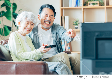 リビングでTVで見るシニアの夫婦 106847608