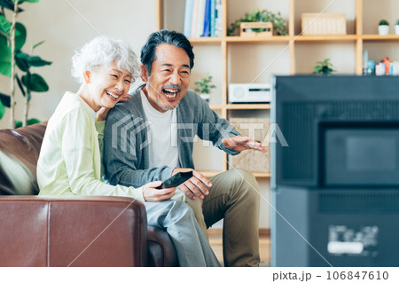 リビングでTVで見るシニアの夫婦 106847610