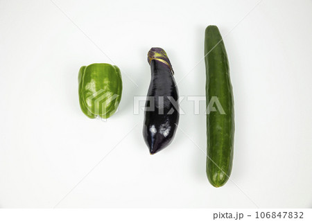 並んだ夏野菜 106847832