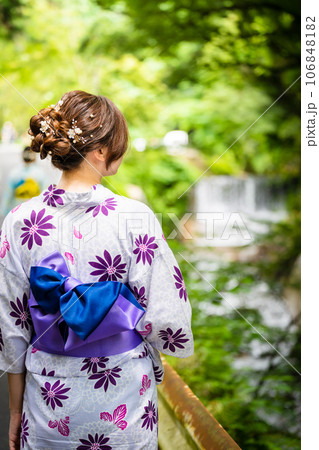 夏の浴衣を着ている女性の後ろ姿、森の中の自然の滝の背景 106848182
