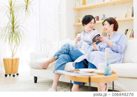 一緒に雑誌を見るカップル 一緒に雑誌を見るカップル 106848270