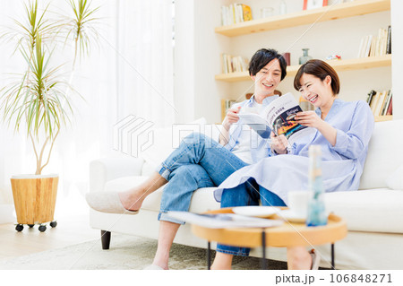 一緒に雑誌を見るカップル 106848271