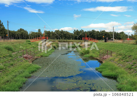 北海道　青空が広がる川 106848521