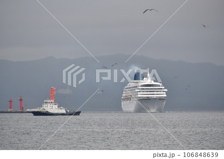初秋の北海道函館市函館港に入港するクルーズ船飛鳥Ⅱとタグボートの風景を撮影 106848639