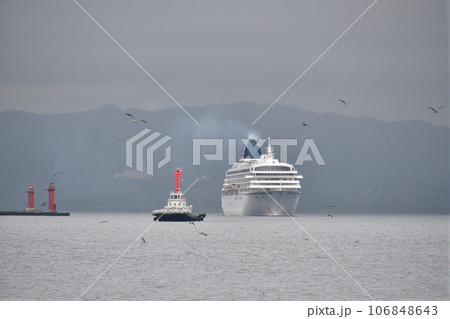 初秋の北海道函館市函館港に入港するクルーズ船飛鳥Ⅱとタグボートの風景を撮影 106848643