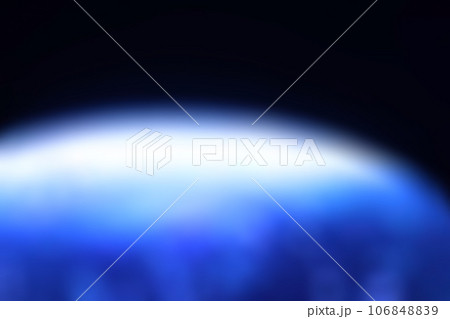 宇宙の暗闇に白く輝く惑星の円形表面をイメージしたおぼろげな青いテクスチャー 106848839