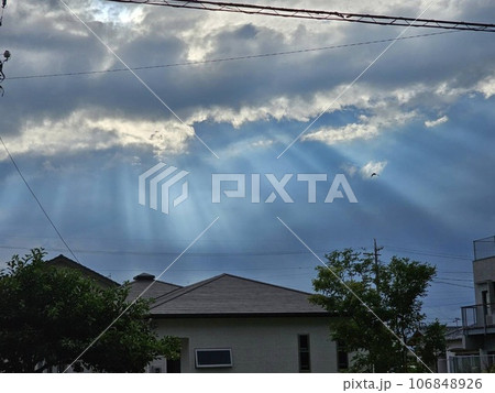 住宅街に現れた雲 106848926