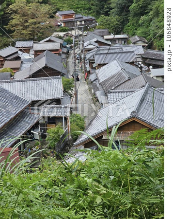 高台の茅葺屋根 106848928