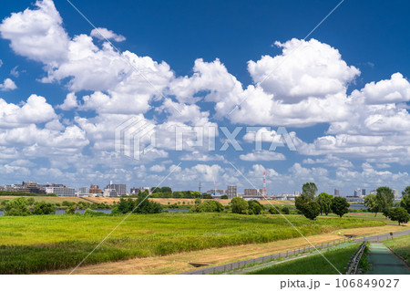 夏空の荒川河川敷 夏空の荒川河川敷 106849027