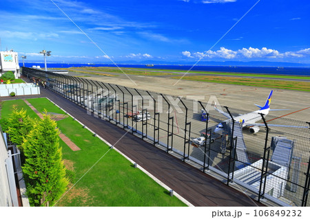 【兵庫県】晴天の神戸空港の送迎デッキ 106849232
